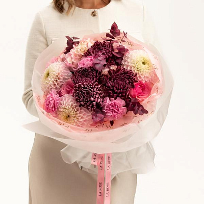 Букет с нежными георгинами и хризантемой Бигуди